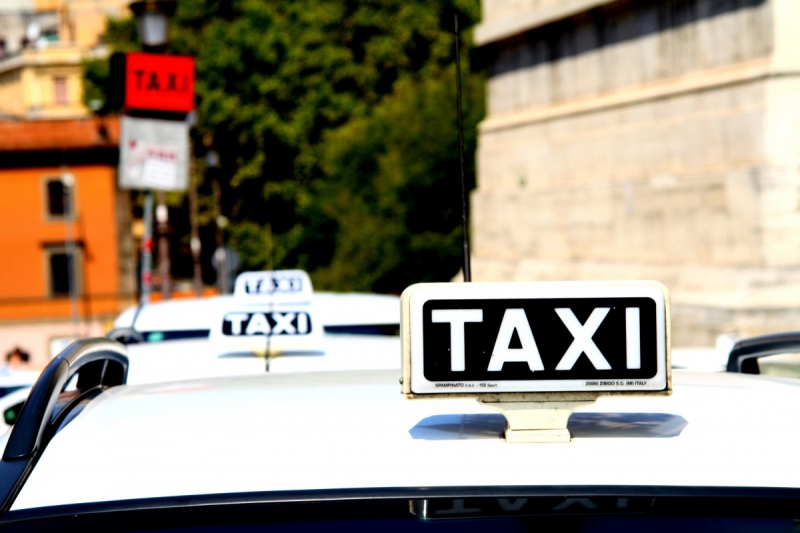 taxis-TOURRETTES-min_taxi_auto_rome_road_white-1051610